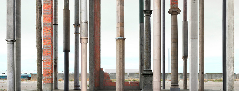 Collage unterschiedlicher Säulen aus verschiedenen Materialien 