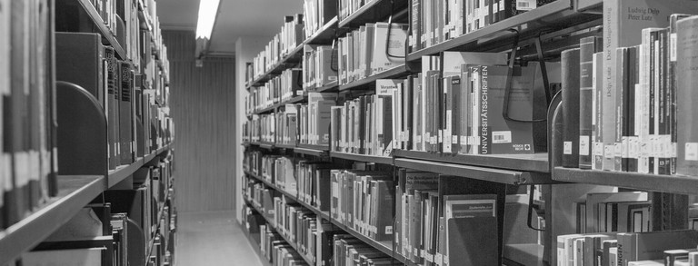 Bücherreihe in der Universitätsbibliothek