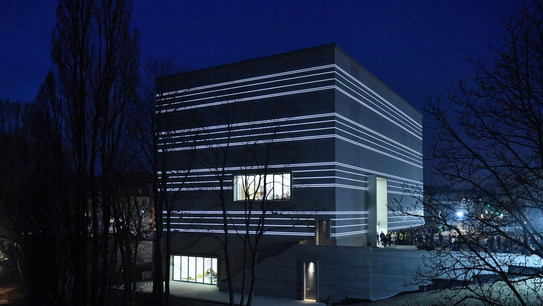 Foto des illuminierten Bauhaus Museum bei Nacht 