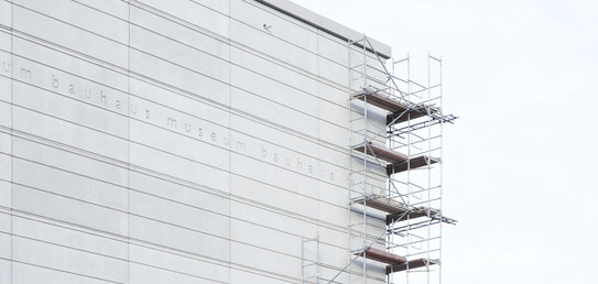 Teilfoto des Bauhaus Museum Weimar mit Gerüst