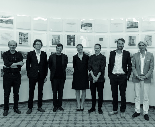 Foto aller Referenten des Symposiums mit Prof. Feduchi als Moderator