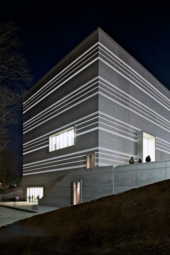 Foto des illuminierten Bauhaus Museum Weimar bei Nacht