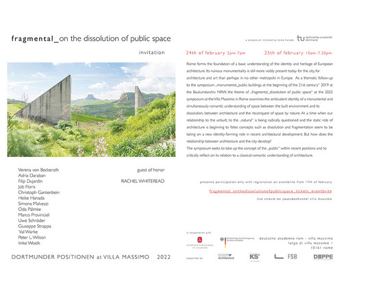 Wilde Wiese mit Mauer, Zaun, Bäumen und Berg
