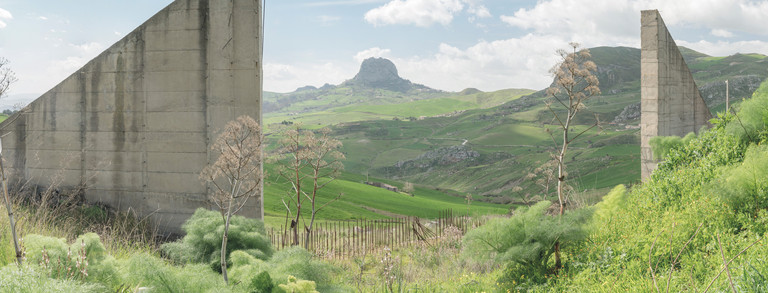 Fotocollage des Viadotto Mussumeli gate