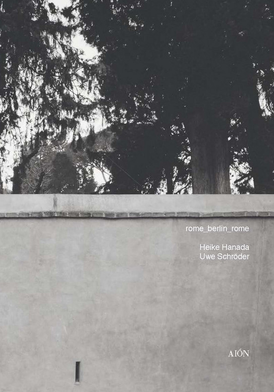Cover der Publikation Rome_Berlin_Rome mit einer halbhohen Mauer und Bäumen im Hintergrund